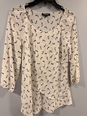 Roz & Ali Cream Blouse with Black Heel Print